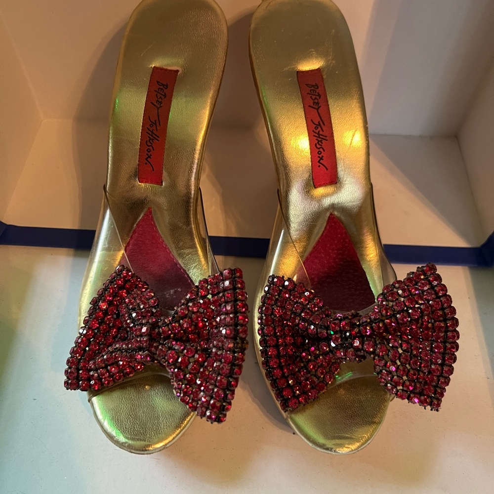 Betsey Johnson fuschia bow Polly’s💖
